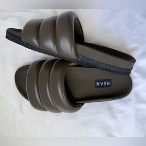 ROAM Puffy Slides in Olive Olive / Fall Neutral | Size 8 (EU 39)